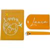 LesBri Homemade Creations Porta Passaporto Personalizzabile con Etichetta Valigia, Design Mappamondo con Aerei, 11.0 x 14.5 cm, Tema Viaggio (Senape)