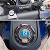 labelbike - Adesivi 3D Moto Tappo Serbatoio e Zona Chiave Accensione Protezione e Decorazione in Resina compatibile con Husqvarna Norden 901 Expedition 2023 - Colore Carbonio Nero Blu Giallo