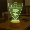 Generico Lampada in Plexiglass con Base Nera Disegno Stemma del Lecce Calcio e Nome Personalizzato Decor Night Light LED Luce Camera 7 Colori