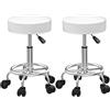 Wohenster 2 Sgabello con Ruote, Sedia Girevole a 360° Alltezza Regolabile 49-64 cm, Finta Pelle e Acciaio, Sgabelli Cucina Moderni Design con 5 Rotelle, Sgabelli Bar, Sedia Ufficio Estetista, Bianco
