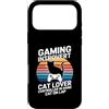 Introvert Gamer Cat Lover Retro Custodia per iPhone 17 Pro Max Gioco introverso controller in mano gatto sul giro retrò