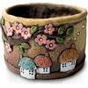TIN DREAMS FACTORY TIN DREAMS | Vaso Decorativo con Casette Paesino - Fioriera in Cemento Dipinto a Mano - Vaso per Piante da Interno ed Esterno - Vaso Artigianale per Giardino, Terrazza o Balcone - 19,5 x 19,5 x 10 cm