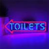 Zayeksole Toilets Insegne Al Neon A LED Con Freccia A Sinistra Per Decorazioni Murali, Alimentazione Tramite Spina, Oscuramento A 11 Tasti, Insegne Luminose Al Neon Per Servizi Igienici, Toilette,50x19cm