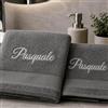 Manifattura Tessile Set Asciugamani Spugna Grigio Acciaio - Set Viso e Ospite Personalizzati con Nome Ricamato, 100% Cotone Morbido e Assorbente, Ricamo Artigianale, Idea Regalo Uomo Donna