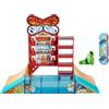 Hot Wheels JGG95 Skating Skateboard Shop (1 unità con Scarpe) Giocattolo per Veicoli, Pattinaggio con Le Dita, Set da Gioco, dai 5 Anni in su