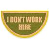 Fisura - Zerbino d'ingresso "I don't work" in cocco con base antiscivolo in PVC. Tappeto interno dipinto a mano con messaggio divertente in verde. Misure: 70 x 40 cm.