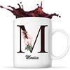 Planetee Tazza Monica con lettera fiorita per un'idea regalo originale. Tazza de 325 ml ideale per caffè e tè