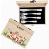 KIDDI-MEDIA Posate personalizzate per bambini con incisione - 5 pezzi - con nome - tema foresta - con incluso un PORTACHIAVI GRATIS per cartella - regalo per battesimo, compleanno