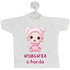 Distinguersi Mini T-Shirt accessori Auto Bimbo a bordo per auto disegno Bimba a Bordo Nome personalizzato maglietta con Gruccia e Ventosa per vetro bebe gadget divertente utile per genitori (Bianco stampa lampone)