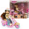 Giochi Preziosi UNIQUE EYES - Fun Ride Sophia look da viaggio, con scooter casco e bauletto personalizzabili con gli stickers inclusi nel bauletto, per bambine a partire dai 3 anni