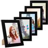 PHOTOLINI Cornici 10x15 cm nero legno MDF, set di 5 cornici larghe, moderne, plexiglass infrangibile, da tavolo o da parete, accessori extra - per una parete dal look raffinato
