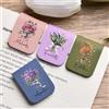 XIESHANG Segnalibro in pelle con fiore di nascita personalizzato, accessorio magnetico per libri personalizzato, segnalibro con nome, regalo di compleanno per lettori