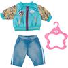 BABY born Outfit con Giacca - per Bambole da 43 cm - Include Giubbino, Pantaloni e Appendiabiti - Facile per Le Mani Piccole - Promuove empatia e abilità sociali - età: 3+ Anni