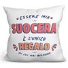Mugffins Cuscino SUOCERA - En italiano - Sono l'Unico Regalo di cui Hai Bisogno - Idee Regali Divertenti - Rivestimento e Imbottitura (40x40 cm). Tatto Cotone