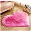 SHTGOI Tappeto in pelliccia a forma di cuore, morbido, a pelo lungo, in pelle di pecora, cuscino in finta pelliccia, per soggiorno, divano, camera da letto, pavimento, 70 x 90 cm, rosa scuro