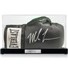 Exclusive Memorabilia Guantone da boxe nero autografato da Mike Tyson. Vetrina con targa