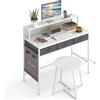 COSTWAY Scrivania per Computer con Supporto Monitor, Set Scrivania Salvaspazio con Sgabello, 3 Cassetti, Tasche Laterali, Stazione di Ricarica, Set Toeletta Trucco per Soggiorno Studio (Bianco)