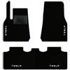 QUEMAR Tappetini Auto compatibili con Tesla Model Y dal 2020 anche Juniper/Kit Tappeti Moquette e Gomma su Misura (Set 2 Anter.+1 Poster.)/ Ricami e Colori Personalizzati (Bordo Bianco, 4 Ricami)