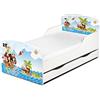 Leomark Letto per bambini in legno, cassetto e materasso, rete a doghe, mobili per bambino, magnifiche stampe, dimensioni del materasso 140 x 70 cm, colore bianco con motivo: PIRATI, stile scandinavio