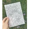 Puremigo Confezione da 50 buste in pergamena pre-piegate per inviti, da 12,7 x 17,8 cm, fiori bianchi, carta pergamena da 115 g/m², per inviti di nozze, trasparenti
