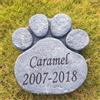 Generic JHB Paw Print Dog Memorial Stones Garden Stones Personalizzato Dog Grave Marker Pietre lapidi incise con Nome e Date all'aperto 8 ×8
