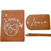 LesBri Homemade Creations Porta Passaporto Personalizzabile con Etichetta Valigia, Design Mappamondo con Aerei, 11.0 x 14.5 cm, Tema Viaggio (Marrone)