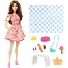 Barbie Pink Passport Paris - Set di bambole con vestiti e accessori da picnic, include bambola bruna