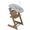 Stokke Sedia Tripp Trapp di Stokke (Oak Brown) con Newborn Set (Grigio) - Per neonati fino a 9 kg - Confortevole, sicuro e facile da usare