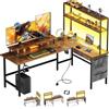 HLFURNIEU Scrivania Angolare con LED, 150 x 100 cm Scrivania Gaming a L con Prese & Porta USB, Tavolo Angolo Salvaspazio, con Libreria, Cassetti, Supporto per Monitor, Marrone Vintage