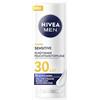 Beiersdorf NIVEA MEN Sensitive crema idratante protettiva SPF 30, cura intensiva del viso per uomini con complesso VitaminPRO e antiossidanti, crema viso leggera con protezione solare (50 ml)
