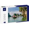 Lais Puzzle Turisti Che Si godono Una gita in Barca con Guide Locali Attraverso Le maestose Montagne calcaree della Baia di Halong, Vietnam 1000 Pezzi