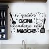Docliick Adesivo da parete in vinile con frase in italiano IN QUESTA CUCINA adesivi murali frasi in italiano citazione, decorazione da parete, Wall Stickers, Art Sticker Decal Mural DC-18031