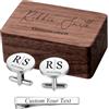 MeMeDIY Gemelli e Fermacravatta Personalizzati con Scatola di Legno Incisa con Nome Testo Iniziale Data Gemelli da Matrimonio per Polsini Camicia Regalo per Uomo/Sposo/Papà C1
