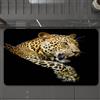 EMCLKS Tappeto Bagno 60x90 cm,Animale, un leopardo maculato, che fissa, appoggiato a uno sfondo nero, tras,Tappetino Assorbente e Antiscivolo in Microfibra per Bagno,Cucina,Camera da Letto,Corridoio