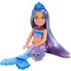 Barbie - Barbie Sirene Chelsea bambola sirena con capelli blu e viola e 2 animaletti, forziere e accessori, Giocattolo per Bambini 3+ Anni, HHG57