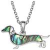 Kiara Jewellery - Collana con ciondolo a forma di bassotto e salsiccia intarsiata con conchiglia di abalone verdognolo e collare in pietra di vetro su catenina da 45,7 cm