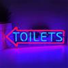 KEYQEEN Insegna al Neon con Freccia per WC, luci al Neon a LED per WC pubblico con oscuramento Tramite Telecomando, insegne per Decorazioni da Parete con indicatore del Bagno,Left,40x15cm