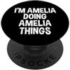 Amelia Name Funny Joke Lover Birthday De Sono Amelia Facendo Amelia Cose Divertente Detto PopSockets PopGrip Adesivo