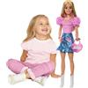 BARBIE - GRANDE AMICA, BAMBOLA BIONDA ALTA 71 CM CON TOP ROSA, GONNA IN DENIM E STIVALI DA COWBOY, ACCESSORI INCLUSI
