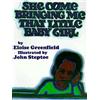 Eloise Greenfield She Come Bringing Me That Little Baby Girl (Tascabile)