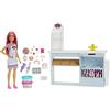 Barbie-Playset Pasticceria con Bambola dai Capelli Rosa, 2 Barattolini di Pasta Modellabile, Siringa da Pasticcere, Decorazioni, Guarnizioni e Tanti Altri Accessori per Preparare Torte, HGB73