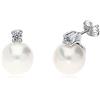 GioiaPura Orecchino da donna di GioiaPura. Orecchino realizzato in argento rodiato e shell pearl di colore bianco rainbow. Orecchino a lobo con zircone e perla sitentica da mm 10. La referenza è lpe 77390