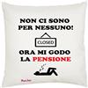 Regali Pazza idea Cuscino Decorato Non Ci Sono Mi godo la pensione - 40x40 cm - Imbottitura Morbida - Design Elegante - Regalo pensionato pensionata - Collezione Pensionato