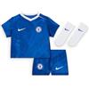 NIKE Fc Chelsea 2025/26 Stadium Home Set di 3 maglie da calcio Nike Replica per neonati/neonati, Rush Blue/Bianco/Speed Red, HJ5636-496, 6-9