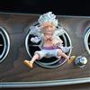 Bandai Profumatore per Auto One Piece Gear 5 Nika Luffy, Clip in Metallo per Bocchetta d'Aria, Diffusore di Profumo con Personaggio Anime, Decorazione Interna per Auto