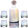 Intirilife Caraffa con 4 bicchieri Set in vetro con Bagliore Arcobaleno - Caraffa da 1.1 litri - Bicchieri da 200 ml - Set regalo, brocca con coperchio a pallina, per bevande calde e fredde