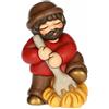 THUN, Uomo con Forcone e Fieno Rosso in Ceramica di Alta Qualità, Collezione Presepe Classico, Statuine per Presepe di Natale da Collezione, 5,2 x 4,3 x 7,9 cm