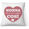 AL PRODUCTION Cuscino Personalizzato con Frase Nonna 40x40 cm con Fodera e Imbottitura per Divano, Letto e Poltrona - Idee Regalo Donna Compleanno, Festa dei Nonni e Altre Occasioni - Made in Italy