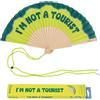 Fisura - Ventaglio Originale con Scritta "I'm Not a Tourist", Ventaglio in Legno Moderno e Colorato Verde, Ventaglio a Mano con Laccetto Incluso, Idea Regalo Divertente, 42,5 x 23 cm