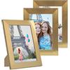 PHOTOLINI Cornici 10x15 cm oro legno MDF, set di 3 cornici larghe, moderne, plexiglass infrangibile, da tavolo o da parete, accessori extra - per una parete dal look raffinato